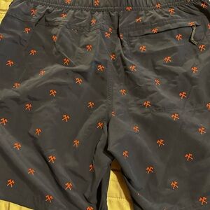 Men's North Face shorts size medium. comfortable casual shorts.